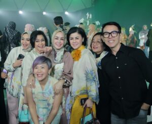Lulu Zakaria Instagram - Bersama mereka selalu seru & kocak 😄😄😄
@rieta_amilia 
@mamitoko 
@claprothbonnylouise 
@gina.rachman 
@hanny_vicenza 
@luluzakaria70 
@eddriantjhia 
@f.agustina2508 
@susi.s.meliala 
@albasithasalsabila
@idalemanofficialnew