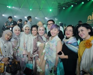 Lulu Zakaria Instagram - Bersama mereka selalu seru & kocak 😄😄😄
@rieta_amilia 
@mamitoko 
@claprothbonnylouise 
@gina.rachman 
@hanny_vicenza 
@luluzakaria70 
@eddriantjhia 
@f.agustina2508 
@susi.s.meliala 
@albasithasalsabila
@idalemanofficialnew