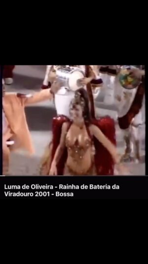 Luma de Oliveira Instagram - Hoje é o dia nacional do samba. 
Deixo aqui para vocês um dos momentos mais emocionantes que vivi  na Avenida!
Foi tudo perfeito e ainda tinha um gostinho a mais para mim porque fui eu quem sugeriu  o enredo. 
Escutar Dominginhos cantando, ver Mestre Ciça (amo!) regendo, e me ajoelhar junto com os ritmistas foi arrebatador!
Inesquecível sentir a arquibancada  pulsando junto e  ver as pessoas até onde meus olhos alcançavam, se emocionando. 
Obrigada “Povo do Samba”, até aqui e daqui pra sempre!