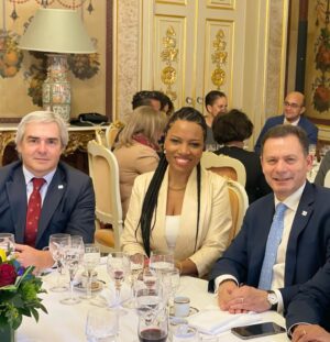 Lura Instagram - É sempre com enorme emoção que vejo as minhas duas pátrias unidas. Por isso, sou grata pelo convite para o almoço de encerramento da VII Cimeira Portugal - Cabo Verde oferecida pelo Primeiro Ministro Luís Montenegro. Estiveram presentes algumas das individualidades que representam a comunidade cabo verdiana na diáspora e que se destacam pela dedicação àquilo que melhor sabem fazer em representação de duas bandeiras e duas nacionalidades num só coração 🇨🇻❤️🇵🇹