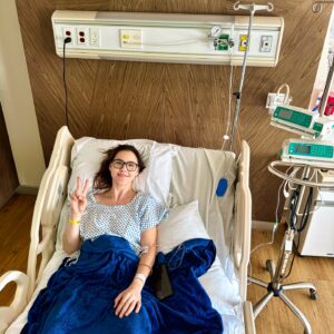 Lynda Thomas Instagram - Como les había comentado, ayer me intervinieron para poner un par de cajas ínter somáticas en la región lumbar.

Tenía dos años viviendo y trabajando con dolor intenso debido a que en esa área, ya no existía un disco entre esas vertebras😳

Los médicos que hicieron la cirugía son extraordinarios y ahora solo queda esperar la evolución y recuperación.

Así  el año que viene, ya podré echar brincos en el escenario de nuevo😜

Estaré en el hospital bajo observación por un par de días más y después a casa.

Ya les seguiré contando😉 

Gracias a quienes se han preocupado🙏

#keepgoing #grateful #lyndathomasoficial