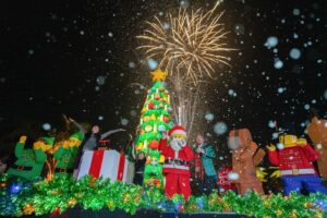 Lyndsy Fonseca Instagram - Holiday cheer is HERE at #LEGOLANDCalifornia 🎄✨

Fireworks filled the sky and snow flurried onto the crowd as @HallmarkChannel stars @daniellamonet and @lyndsyfonesca helped LEGO Santa light the LEGO Christmas tree!

❤️ We proudly donated $10K to Move With Kindness Foundation founded by @allisonholker and honors the legacy of Stephen tWitch Boss by spreading love and mental health awareness.

🎆 Celebrate the season with us now through Jan. 5, including fireworks every Saturday in December & nightly Dec. 21–30!

📸 Don’t forget to tag us in your holiday pics with #LEGOLANDHolidays 

Click the 🔗 in bio for more info! 

#LEGOLANDCalifornia #LEGOLAND #Holidays #Christmas #LEGO