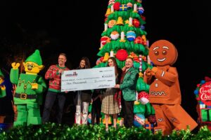 Lyndsy Fonseca Instagram - Holiday cheer is HERE at #LEGOLANDCalifornia 🎄✨

Fireworks filled the sky and snow flurried onto the crowd as @HallmarkChannel stars @daniellamonet and @lyndsyfonesca helped LEGO Santa light the LEGO Christmas tree!

❤️ We proudly donated $10K to Move With Kindness Foundation founded by @allisonholker and honors the legacy of Stephen tWitch Boss by spreading love and mental health awareness.

🎆 Celebrate the season with us now through Jan. 5, including fireworks every Saturday in December & nightly Dec. 21–30!

📸 Don’t forget to tag us in your holiday pics with #LEGOLANDHolidays 

Click the 🔗 in bio for more info! 

#LEGOLANDCalifornia #LEGOLAND #Holidays #Christmas #LEGO