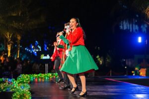 Lyndsy Fonseca Instagram - Holiday cheer is HERE at #LEGOLANDCalifornia 🎄✨

Fireworks filled the sky and snow flurried onto the crowd as @HallmarkChannel stars @daniellamonet and @lyndsyfonesca helped LEGO Santa light the LEGO Christmas tree!

❤️ We proudly donated $10K to Move With Kindness Foundation founded by @allisonholker and honors the legacy of Stephen tWitch Boss by spreading love and mental health awareness.

🎆 Celebrate the season with us now through Jan. 5, including fireworks every Saturday in December & nightly Dec. 21–30!

📸 Don’t forget to tag us in your holiday pics with #LEGOLANDHolidays 

Click the 🔗 in bio for more info! 

#LEGOLANDCalifornia #LEGOLAND #Holidays #Christmas #LEGO