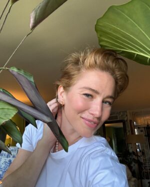 Lynn Collins Instagram - freshie coif ya’ll! 

Had to chop chop bc shedding was rough from the crazy medical journey this summer ✂️
Love to @thairapysalonandwellness 🤍
#regrowth #rebirth #nextpage #whodis #freshie #coiffure