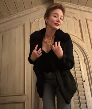 Lynn Collins Instagram - And now we enter the time warp till New Years Eve where none of us will know what day it is 🎉

I am going to keep dressing up! 

#boxingday #merrychristmas #whatdayisit #style