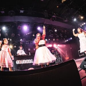 MINMI Instagram - 名古屋！サイッコウ！
夏のTOURの追加公演といいながらガラリと変わったセットリストや新メンバーWIJLYもいたり、DJMALが復活したり。昨日は名古屋だけのスペシャルもあって喜んで頂けたかな？♡ ファンからの大きなお花、差し入れや手紙をありがとう♡励みとパワーになる💐九州ら四国や地元から集まってくれたファンのみんなありがとう！
初めて来てくれた方も嬉しい！
ゲストのRED SPIDER JESSICA 望蘭みらんも最高でした！ありがとうございました！