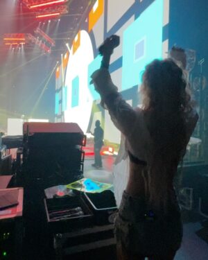MINMI Instagram - 昨日はドーパmin出てた？w

GMO SONIC2025 m-flo のサプライズゲスト
毎回DJのタカハシタク君はアレンジしたりmixもし直してるのか、構成や音の響きがいつも違って、グルーヴも変わる！刺激的でめちゃ楽しい
VERBAL君は衣装もステージもオシャレで
楽屋でも紳士な優しさに溢れてて本当にステキだ
LISAさん、MELODY、MINAMI、RYOさんのスイートな歌声がビートに乗ると、甘酸っぱい気持ちと高揚感が高まって、ハッピーに心が揺られてくる♡
間違いなく2000年代、代表のDANCE POP MUSIC ‼️
私が参加してるLOTTA LOVEもその１つ🎵　
あー幸せ、、、楽しかったなぁ
で思い出したけど昔、LOTTA LOVEを制作してた時に
タク君に
「MINMIちゃんの歌ってドーパミンかなんか出てるよねっ♪」て言われたの。ドーパミンてなんぞやと改めて調べてみると"多幸感"と書かれていた。
きっと昨日もドーパminでてだだろうな...w
m-flo in GMO SONIC2025 
HAPPYな時間をありがとうございました　@mflo_official  @verbal_ambush  @takudj
#gmosonic #gmosonic2025
