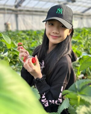 Machida Sutthikulphanich Instagram - หม่ำๆกันค่าาา 🍓🍓🍓 #maki #makimachida #machida #น้องมากิ #มากิมาชิดา #มาชิดา #นักตบบ้านโคกปัง #ขิง #ทิชา #explore #explorepage #exploremore #reelsinstagram #reels #réel #reelsvideo #ฟีด #korea #bance #dancechallenge #love #y2k #like #followers #follow #followｍe #mylove #fyp #fypシ #friends