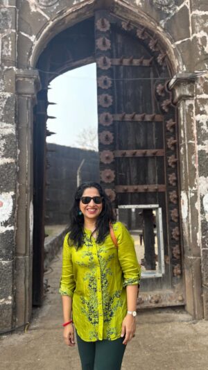 Madhurani Gokhale Instagram - अलिबागला एका कार्यक्रमाच्या निमित्ताने गेले होते तेव्हा तिथल्या किनाऱ्यावरच्या ‘ कुलाबा किल्ल्याला’ भेट दिली आणि अक्षरशः भारावून गेले. किती काय काय आहे तिथे … दगडी भक्कम तटबंदी, त्या काळातल्या तोफा , उजव्या सोंडेच्या गणपतीचं मंदिर, भवानी माता मंदिर , समुद्रात बांधलेल्या हया किल्ल्याच्या मधोमध असणारी गोड्या पाण्याची विहीर …
मला अजून माहिती हवी होती ह्या किल्ल्याबद्धल पण ती देऊ शकणारा गाईड सुद्धा तिथे नव्हता. खंत वाटली. किती अप्रतीम महत्वाची ऐतिहासिक पर्यटन स्थळं आहेत आपल्या महाराष्ट्रात पण ह्या कडे का कुणी गांभीर्याने बघत नाहीये?

गूगलवर जी माहिती मिळाली ती इथे देतेय 

तीस ते पस्तीस किलोमीटर लांबीची अलिबाग तालुक्यातील किनारपट्टी ‘अष्टागर’ या नावाने ओळखली जाते. या अष्टागराचा राजा म्हणजे ‘किल्ले कुलाबा’, अलिबागचा पाणकोट. शिवरायांनी जे जुने किल्ले दुरुस्त करून मजबूत केले त्यापैकी एक ‘किल्ले कुलाबा!’ प्रथम शिवशाहीनंतर पेशवाई आणि सरते शेवटी इंग्रज असे कालखंड ‘किल्ले कुलाब्याने’ पाहिले. इंग्रज ज्यांना ‘समुद्रावरील शिवाजी’ असे संबोधत त्या कान्होजी आंग्रे यांच्या पहिल्या सागरी राजधानीचा मान किल्ले कुलाब्याला मिळाला.
