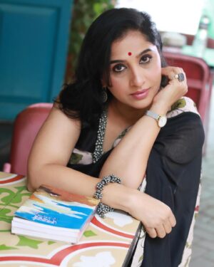 Madhurani Gokhale Instagram - Women who wear Black
Always lead a Colourful life .

संक्रांतीच्या हार्दिक शुभेच्छा..!!
 बाकी योग्य ठिकाणी आपण गोड बोलतोच…सांगणे नसावे..!

Saree by @ruii.co 
Makeup and hair by @swatighodke_mua_official 
Styling by @srujana_by_ruttuja 

Photographer @visual_wonderer 

Location @cafekathaa