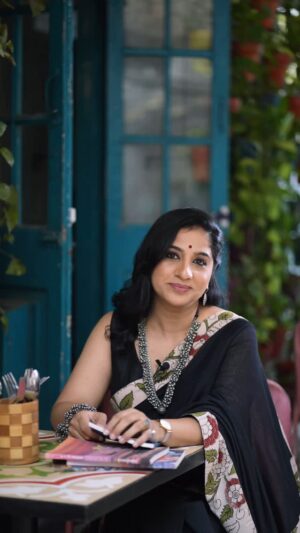 Madhurani Gokhale Instagram - मोकळ्या स्वभावाच्या असणाऱ्या , मैत्रिणींइतकाच मित्र परिवारही मोठा असणाऱ्या स्त्रियांकडे आजही वेगळ्या नजरेनेच पाहिलं जातं.
पण तीच स्त्री स्वतः पाशी एकटी असते तेव्हा तिची मनस्थिती काय असते ….
हे ह्या कवितेतून कवयित्री शांता शेळके ह्यांनी मांडलं आहे.

तुम्हाला कशी वाटली ते जरूर कळवा 

Photographer @ashish_gulve_films
Saree by @ruii.co 
Hair makeup @swatighodke_mua_official
Styling @srujana_by_ruttuja

Location : @cafekathaa