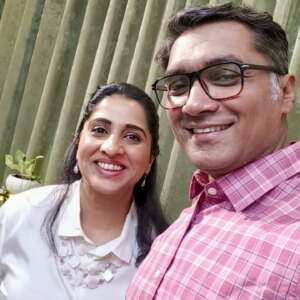 Madhurani Gokhale Instagram - मुलाखत झाल्यानंतर येणारं हसू मजेदार असतं. प्रश्न विचारणाऱ्याला प्रश्न विचारल्याचं समाधान असतं. उत्तर देणाऱ्याला आपण भरभरून बोलण्याचं समाधान मिळतं. एक जबरदस्त Vibe तयार होते. 
 त्याचवेळी काढलेला हा फोटो. 
BTW एपिसोड बघितला की नाही? कालच हाय बघितला नसेल तर जरूर पहा आणि अभिप्राय कळवा. #podcast #new 
#actress #marathi #talk #mitramhane
🤍🩷
