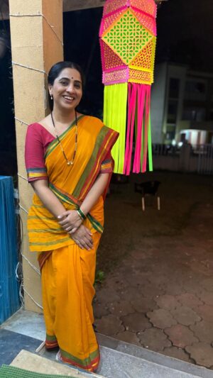 Madhurani Gokhale Instagram - आई कुठे काय करते चा प्रवास आज थांबला….
पण तो संपला नाही… कारण आई हे तत्व आहे….. ते कस संपेल… तो अनेक वर्षं असंख्य जणांच्या मनात घर करून राहणार आहे.
मायबाप प्रेक्षकांचे आणि त्या विधात्याचे  संपूर्ण टीम कडून मी पुन्हा एकदा आभार मानते….!!!