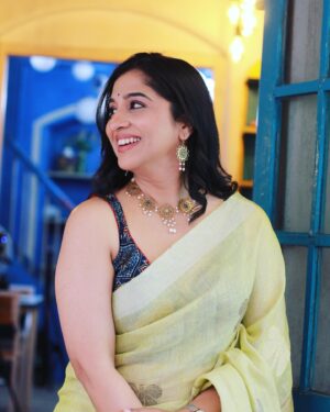 Madhurani Gokhale Instagram - Less perfection…
More Authenticity…!!

Photographer @visual_wonderer 
Saree @nirutiethenicstudio
Jewellery @tantuh_wirehandmadeartistry
Hair makeup @swatighodke_mua_official
Styling @srujana_by_ruttuja

Location @cafekathaa