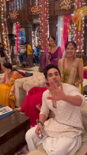 Maera Mishra Instagram - All that i am after is a life full of laughter.😆
Little snippets from the last day at work.❤️
Pure bliss✨
#Bhagyalakshmi #malishka
