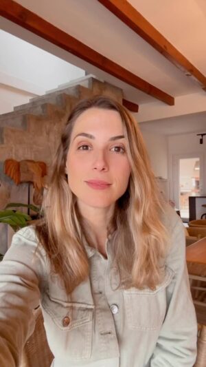Mafalda Rodiles Instagram - E no primeiro vídeo de 2025 dou início a um dos meus projetos para este ano que é promover e ajudar na adoção de cães abandonados! 
Hoje fui à @uppa_animais e escolhi os 4 cães (na verdade são 8) que me tocaram o coração e que merecem muito muito muito uma casa e uma família. 

São 5 cadelinhas, filhas de rafeiro alentejano, com 2 meses, o Ravel, filho de labrador com cão de água, que tem 1 ano e meio, e o Twix e o Lord que são da raça Braco Alemão e que são uns amores e têm 1 ano e 1 ano e meio.

Para esta ação pedi ajuda à @barkyn que vai oferecer ração durante 3 meses a quem adotar algum destes cãezinhos!

Vejam o vídeo e se vos tocar o ♥️ enviem-me msg para poderem ir conhecer ao vivo e a cores cada um deles. 

Se puderem partilhem para rapidamente arranjarmos casinha para estes amores ♥️

#naocompreadote
