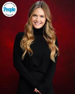 Maggie Lawson Instagram - Thank you so much @people, @presleyannphoto for this very fun shoot and @thats4ent for an amazing and festive time at Christmas Con! And shoutout to @breannenyc for the mini *Psych* reunion on stage—it was such a magical time! ✨