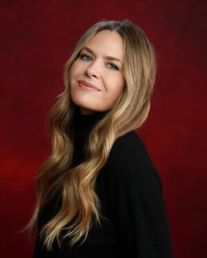 Maggie Lawson Instagram - Thank you so much @people, @presleyannphoto for this very fun shoot and @thats4ent for an amazing and festive time at Christmas Con! And shoutout to @breannenyc for the mini *Psych* reunion on stage—it was such a magical time! ✨