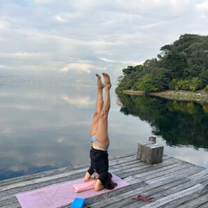 Małgorzata Pieczyńska Instagram - Zawsze i wszędzie jest czas na jogę, ale bywają miejsca magiczne🧘‍♀️🤸🏽‍♂️ Świt i poranek w kraterze wulkanu witany jogą 🤸🏽‍♂️ symbolizuje energię ,siłę, wytrwałość, równowagę i sprezystosc 🤸🏽‍♂️

#joginka #namaste🙏 #iyengaryoga #salvadortravel #actresslife #wakacyjnie