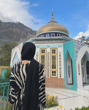 Mahenur Haider Instagram - Jummah Mubarak InstaFam 🤲🏻

Blessing your feed with some behind the scenes ✌🏻#khaieDiaries ⚔️ 

#5 has my heart 🥹❤️ #HadHoGayiHay ..