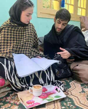 Mahenur Haider Instagram - Jummah Mubarak InstaFam 🤲🏻

Blessing your feed with some behind the scenes ✌🏻#khaieDiaries ⚔️ 

#5 has my heart 🥹❤️ #HadHoGayiHay ..