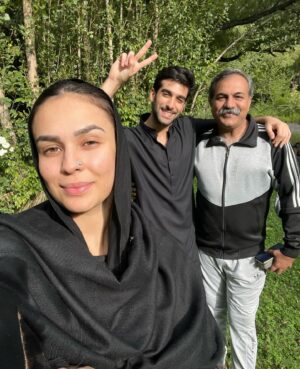 Mahenur Haider Instagram - Jummah Mubarak InstaFam 🤲🏻

Blessing your feed with some behind the scenes ✌🏻#khaieDiaries ⚔️ 

#5 has my heart 🥹❤️ #HadHoGayiHay ..