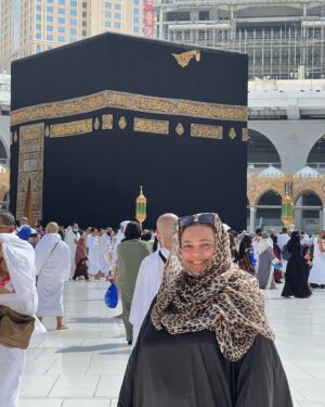 Mahenur Haider Instagram - I live for this smile 🥺 

May you smile like this forever and may Allah shower you with his blessings and may he bless you with all that your heart desires. 
Thank you for this beautiful experience 
IF it weren’t for you mother, I don’t think I would have been lucky enough to visit His home. 
All the blessings in my life are from you. 
Thank you for everything @aminazarar ♥️
