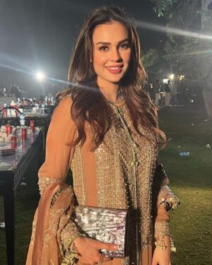 Mahenur Haider Instagram - 🤍

hair: @makeupcourtyard
wearing: @hussainrehar.official