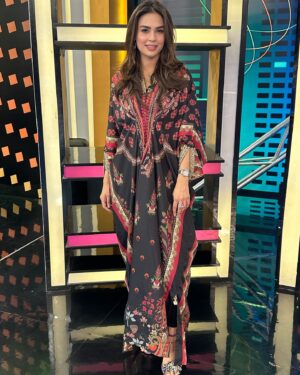 Mahenur Haider Instagram - 🫶🏻

Outfit by: @sammykdesigns