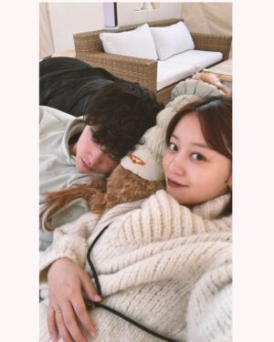 Mai Hagiwara Instagram - 👶🏻が産まれる前にぷぅとプチ旅に行きたくて
少し前に行ってきました❕

本当は泊まりで旅館とか行きたかったのだけど
私の週数てきに少し怖いなぁとなり日帰りで。

@soancafe 🐶

ソファー席がたくさんあったり
わんちゃんもゆったりできる空間ですごくよかった🤍
中々室内で一緒にランチが出来るところは少ないから
そこも嬉しかった✨

あと施設内にドッグランもあって
ぷぅはドックランがだいすきだからすごく喜んでて
可愛かったなぁ...🥰

👶🏻が産まれた後も寂しい思いは
絶対させたくないけど
どうしても最初の頃は今よりもドッグランに行くタイミングが減ってしまうかもだから今のうちにたくさん行きたいなって思ってます！
早く👶🏻との絡みが楽しみで仕方ない🥹💞

Cafe SOANにグランピングもできるところがあって
わんちゃんも大丈夫なお部屋もあったので落ち着いたら
行きたいなぁ〜( ◠‿◠ )

#cafesoan
#ドッグラン
#犬カフェ
#maternity
#1人目妊娠中