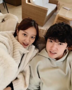 Mai Hagiwara Instagram - 👶🏻が産まれる前にぷぅとプチ旅に行きたくて
少し前に行ってきました❕

本当は泊まりで旅館とか行きたかったのだけど
私の週数てきに少し怖いなぁとなり日帰りで。

@soancafe 🐶

ソファー席がたくさんあったり
わんちゃんもゆったりできる空間ですごくよかった🤍
中々室内で一緒にランチが出来るところは少ないから
そこも嬉しかった✨

あと施設内にドッグランもあって
ぷぅはドックランがだいすきだからすごく喜んでて
可愛かったなぁ...🥰

👶🏻が産まれた後も寂しい思いは
絶対させたくないけど
どうしても最初の頃は今よりもドッグランに行くタイミングが減ってしまうかもだから今のうちにたくさん行きたいなって思ってます！
早く👶🏻との絡みが楽しみで仕方ない🥹💞

Cafe SOANにグランピングもできるところがあって
わんちゃんも大丈夫なお部屋もあったので落ち着いたら
行きたいなぁ〜( ◠‿◠ )

#cafesoan
#ドッグラン
#犬カフェ
#maternity
#1人目妊娠中