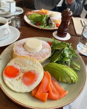 Mai Hakase Instagram - 母と朝ごはんを食べに来ました🥞
この１週間は娘が発熱したり息子のアレルギー外来と咳だったりで、４日連続、小児科→薬局通いからの土日でぐったりでしたが、2人ともスクールに行ってくれたのでやっとほっとつける時間でした🥰
すっぴんだったけどAI機能でメイクしてもらいました🤭💄
アプリありがたいー🙏

#まますたぐらむ 
#3歳男の子 
#1歳女の子