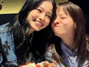 Maika Yamamoto Instagram - 結を演じる姿
現場を明るくする姿素晴らしかった。

顔を見た瞬間ぎゅーーーーーーーっと抱きしめました。

美優も一緒にみんなでサプライズお疲れ様会をして
お誕生日もお祝いできました。大成功。

親友、朝ドラお疲れ様🫂
26歳おめでとう🫂

@kannahashimoto.mg 
@michopa1030

🩶最後の4.5枚目は美優が撮ってくれた。
🩶いい顔してるね
