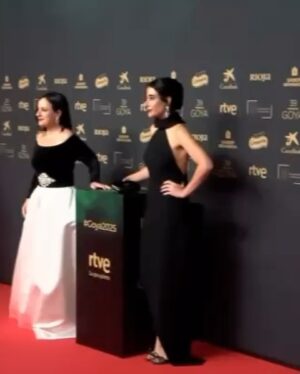 Maite Alberdi Instagram - Fue una linda noche con “El lugar de la otra” en los Goya 2025. Celebramos haber estado nominadas y sentir siempre el cariño del público y la industria española. Gracias! @academiadecine @netflixlat @fabula_prod 

Vestido @tot_hom
Estilismo @bdelacova
Joyas @mumit_jewellry
Sandalias @martinellishoes
Muah @veroluna.makeup @one__offartists @chanel.beauty 
Asistente @maria_tattaglia / gracias @imc_management por hacer todo posible! @thecuriousgeorge2 / La mejor compañera de ruta @elisazulue ❤️ #shotoniphone