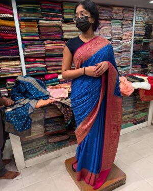 Maitreyi Ramakrishnan Instagram - saree shopping, icecream, sunsets, and more in Colombo (I got the red saree) 🥰🌹