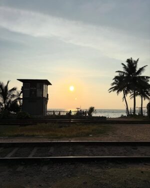 Maitreyi Ramakrishnan Instagram - saree shopping, icecream, sunsets, and more in Colombo (I got the red saree) 🥰🌹