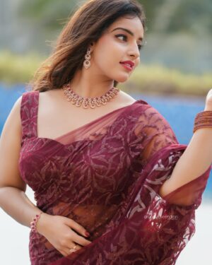 Malavika Menon Instagram - Love in the air ♥️ 
Shot @arun_p_raveendran_ 
Mua @beleza_makeover_ 
Styling @sreekala_24 
jwlry @mystic_glow_
Editor @vyshna__mohan