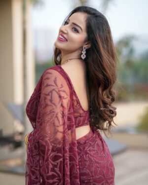 Malavika Menon Instagram - Love in the air ♥️ 
Shot @arun_p_raveendran_ 
Mua @beleza_makeover_ 
Styling @sreekala_24 
jwlry @mystic_glow_
Editor @vyshna__mohan