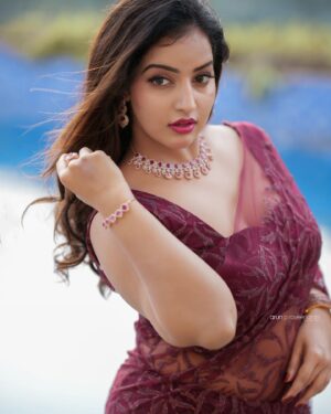 Malavika Menon Instagram - Love in the air ♥️ 
Shot @arun_p_raveendran_ 
Mua @beleza_makeover_ 
Styling @sreekala_24 
jwlry @mystic_glow_
Editor @vyshna__mohan