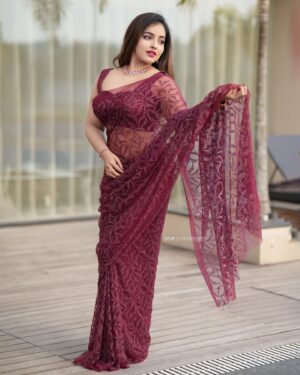 Malavika Menon Instagram - Love in the air ♥️ 
Shot @arun_p_raveendran_ 
Mua @beleza_makeover_ 
Styling @sreekala_24 
jwlry @mystic_glow_
Editor @vyshna__mohan