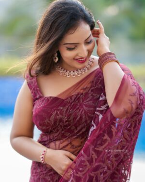 Malavika Menon Instagram - Love in the air ♥️ 
Shot @arun_p_raveendran_ 
Mua @beleza_makeover_ 
Styling @sreekala_24 
jwlry @mystic_glow_
Editor @vyshna__mohan