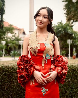 Malea Emma Tjandrawidjaja Instagram - Happy Lunar New Year 🏮🧧🪭

𝘴𝘦𝘭𝘢𝘮𝘢𝘵 𝘵𝘢𝘩𝘶𝘯 𝘣𝘢𝘳𝘶 𝘪𝘮𝘭𝘦𝘬 𝘣𝘶𝘢𝘵 𝘺𝘨 𝘮𝘦𝘳𝘢𝘺𝘢𝘬𝘢𝘯 🏮🧧🪭

#maleaemma 
👗: @rikasulaiman