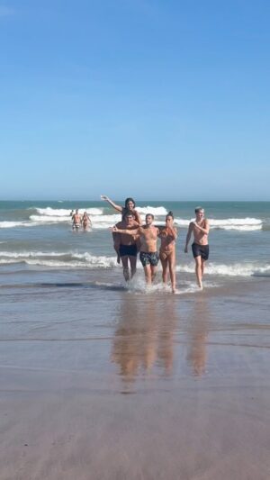 Malena Ratner Instagram - El grupo Aquagym abandonó la pileta e hizo su primera entrada al mar! ❤️‍🔥🌊
Últimas noticias! Los mantendremos informados 
@mammamiaarg 💃🏻💃🏻💃🏻