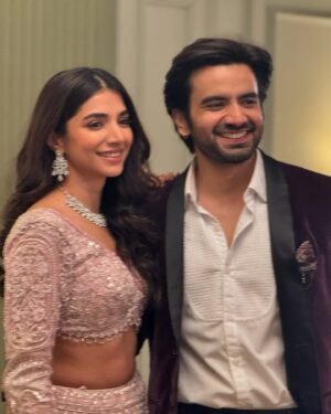 Malhaar Rathod Instagram - Haven’t watched ‘ The Proposal ‘ video yet ? 🌹💍
Watch it on @filtercopy channel nowww☺️
 
This video wouldn’t have been possible without the super talented @prithvi_famousfamily @shreya.maste &@supahit_famouscrew 🫶🏻
Thank you for lending us your fab moves 🕺🏻💃🏽
Also, couldn’t have asked for a better dance partner @ayush007 !! This was a long overdue reunion 🤗

Styled by @dipikamohtastylefile 
Makeup @ronicka_ralph