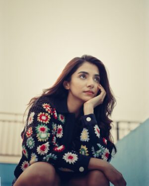 Malhaar Rathod Instagram - Just me, my self and I 🫰🏻

.
.
In A Frame - @malhaar_rathod 
Makeup - @makeupbyvandanasirwani 
Shot by - @kaustubh_dop13 @frames_by_shubbam 

#malhaarrathod #shoot #shootdiaries #shubbammmulayphotography #art #artist #sonyalpha #sonyphotography #shotonsony #goldenhour #light #portrait #portraitphotography #malhaar #frames #trend