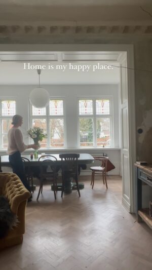 Malin Persson Instagram - Home is my happy place. It’s when I spend time in my home that I land, recharge, and find my strength. No better place to reset and just be. ✨ 

#HomeSanctuary #Recharge #CozyVibes #Homebody #CozyLife #StayInClub #ScandiEclectic #CozyScandi #NordicNest #HyggeVibes #ScandinavianInterior #EclecticDecor #WarmMinimalism #CozyCorner #ModernRustic #NeutralAesthetic #HomeSanctuary #LayeredTextures #PersonalStyle #InteriorInspo #StayInStyle #sezanelovers #sezane