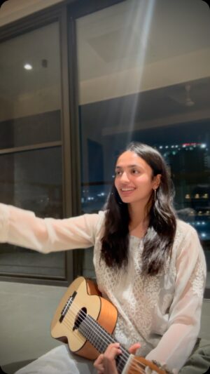 Malvika Nair Instagram - Aisay kaisay? 

@hasan_raheem @abdullahkasumbi