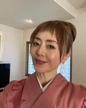 Mami Kumagai Instagram - 日曜日リアンデイのフリマ
突然延期になり大変申し訳ありませんでした！

か、風邪をひきまして。

な、なんとか今日までに治さねばと言うので
昨夜はひたすら寝ていました

で、
本日
絶好調とは行かないまでも
復活の兆しが見え、リアンデイで
とある取材をうけました。

前髪を短くしたので、
ま、レトロに
と思ったのですが
本人レトロなんで

まんまやん！

みたいな出来上がり。

着物は確か2500円くらいな忠右衛門。笑

柄がね

面白くてね。

そんな感じの
月曜日。

ゴミ出しもできましたとさ。

約束一つリスケして
午後はゆっくり過ごしました、
ごめんちゃい

さ、一週間
楽しんでまいりましょう

#熊谷真実
#とある取材
#レトロ感
#本人がレトロ
#それもおつ
#常に前向き
#リアンデイ
#また告知します
#それでも俺は妻としたいも見てね