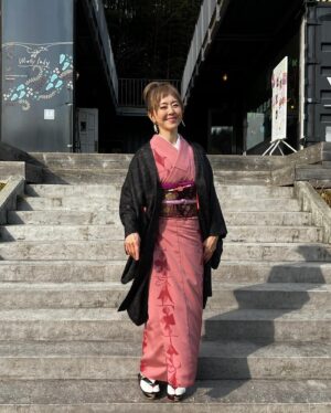 Mami Kumagai Instagram - 日曜日リアンデイのフリマ
突然延期になり大変申し訳ありませんでした！

か、風邪をひきまして。

な、なんとか今日までに治さねばと言うので
昨夜はひたすら寝ていました

で、
本日
絶好調とは行かないまでも
復活の兆しが見え、リアンデイで
とある取材をうけました。

前髪を短くしたので、
ま、レトロに
と思ったのですが
本人レトロなんで

まんまやん！

みたいな出来上がり。

着物は確か2500円くらいな忠右衛門。笑

柄がね

面白くてね。

そんな感じの
月曜日。

ゴミ出しもできましたとさ。

約束一つリスケして
午後はゆっくり過ごしました、
ごめんちゃい

さ、一週間
楽しんでまいりましょう

#熊谷真実
#とある取材
#レトロ感
#本人がレトロ
#それもおつ
#常に前向き
#リアンデイ
#また告知します
#それでも俺は妻としたいも見てね